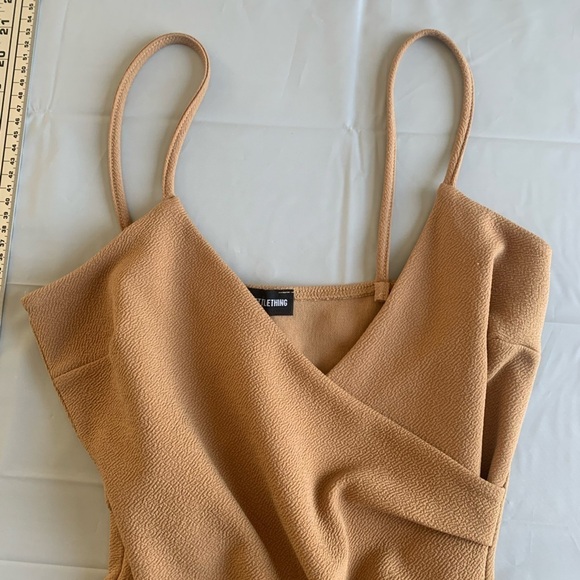 👗 Pretty Little Thing Tan Slip V-Neck Midi Dress - Women’s Size  Medium👗 - Picture 6 of 9